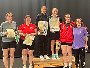 Meister im Damendoppel: Amelie Steinmann (vierte v.l.) mit Laura Züfle TB Emmendingen Meister im Damendoppel: Amelie Steinmann (vierte v.l.) mit Laura Züfle TB Emmendingen