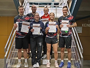 Bei der Siegerehrung im Mixed: Cedrik Wurts, Lukas Helfert, Solveigh Berg, Christina Habermann, Daria Lawniczak und Michael M�ller