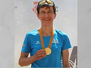 Strahlende Weltmeisterin  Monika mit der Medaille