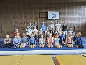 Die Mädchen und Jungen mit den Trainerinnen und Trainer